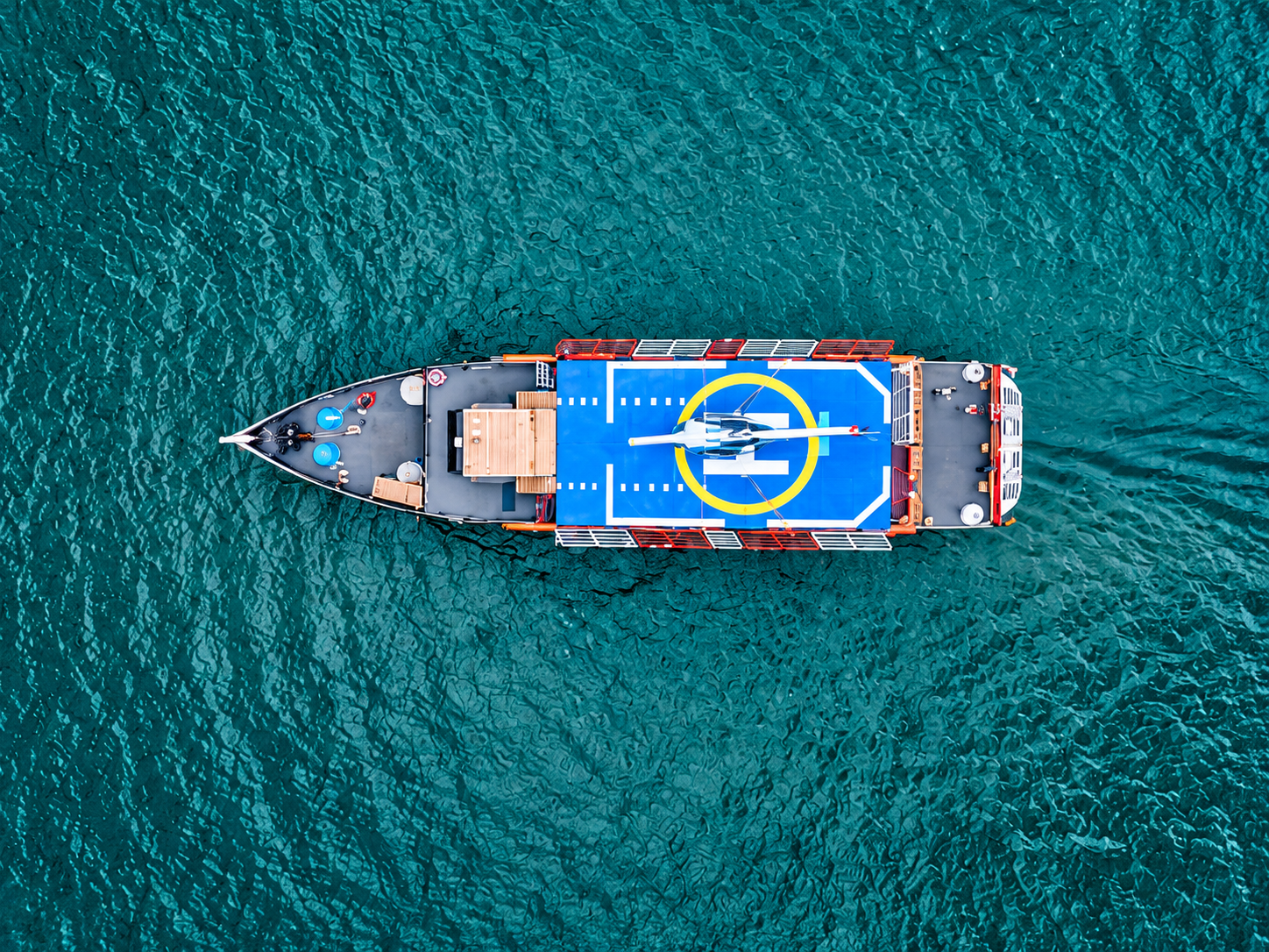 Barco Volar navegando por la bahía