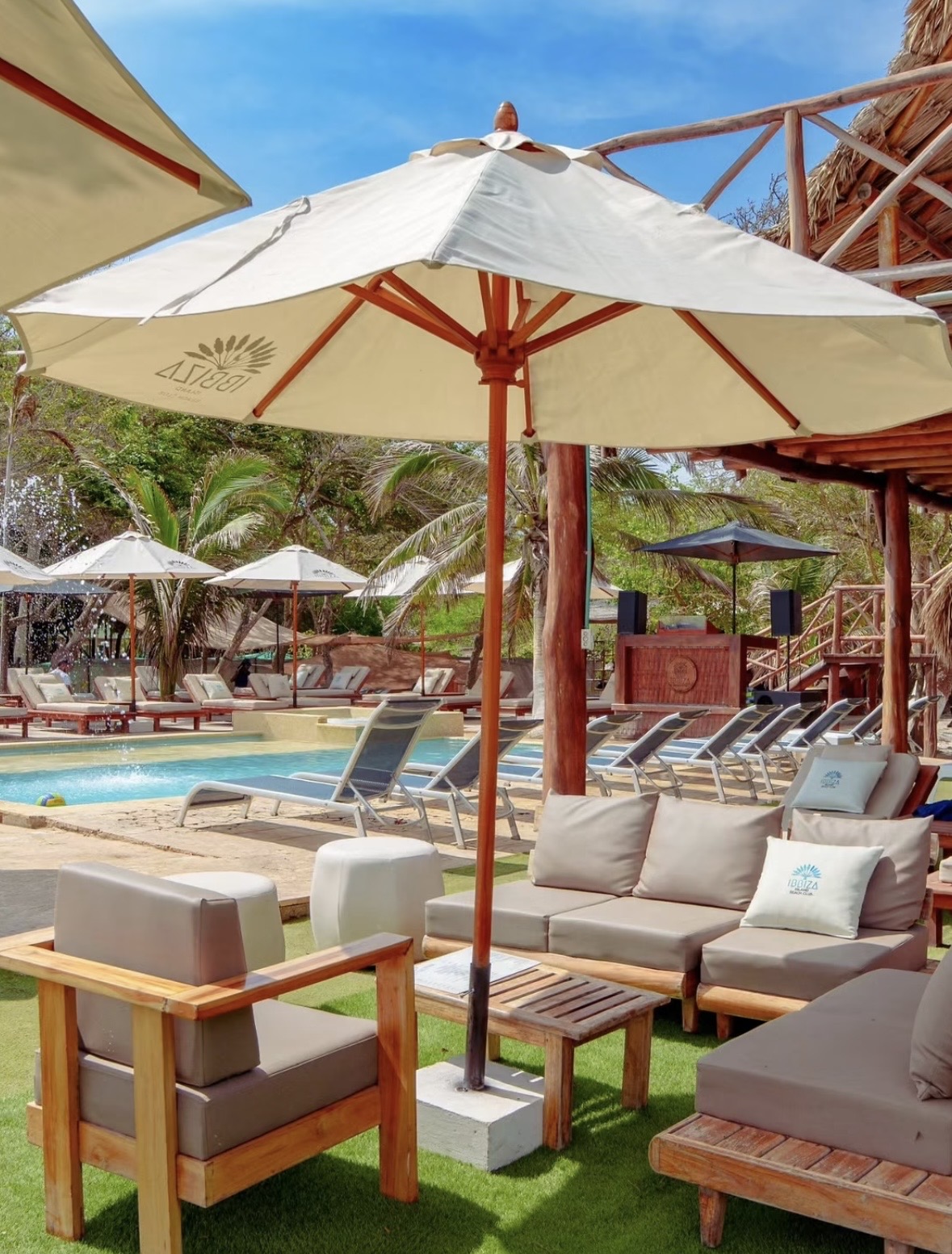 Piscina y camas de Ibiza Island